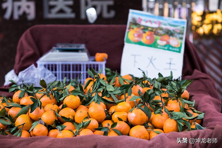 水果销售传统水果店卖得比同行便宜每周只卖一天月销售额却高达30万