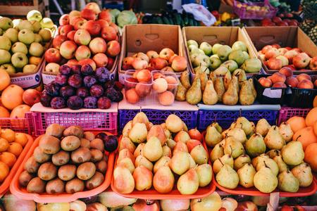不同的水果销售水果市场.很多不同的新鲜水果.照片